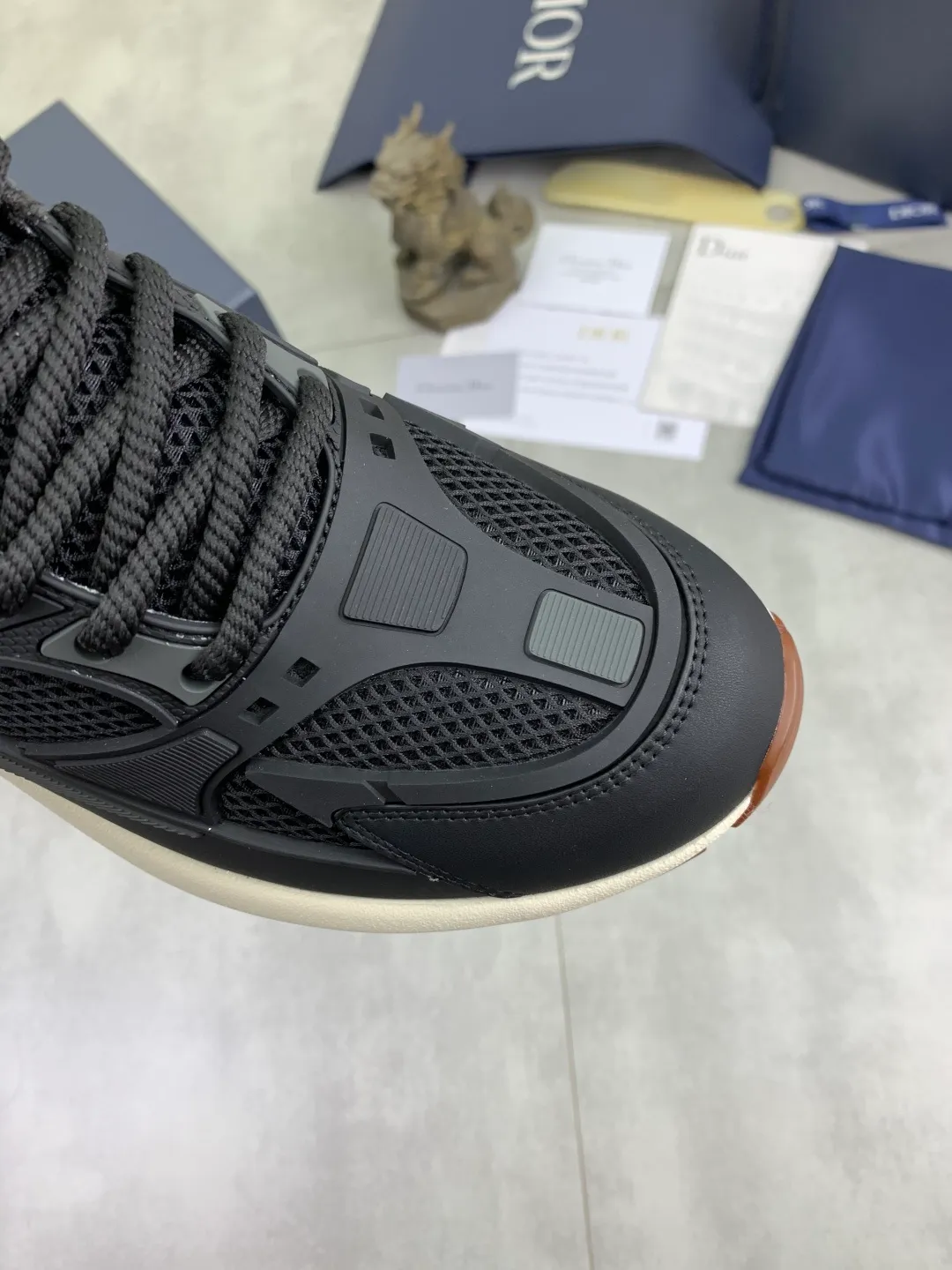 Men's Men's Shoes P600💰💎💎💎Top quality DIOR men's low-top sneakers series Newly launched this season, this low-top sneaker is one of the flagship styles of the series. Crafted from cowhide leather uppers combined with mesh and white technical fabric, it's finished with reflective graphic logos. Featuring logos on the heel and tongue, the extra-light sculpted rubber sole with signature embellishments enhances style, and internal stretch details create an ideal comfort fit that pairs well with a variety of casual looks. Shows fashionable and modern sports style Size:39-45 (38 46 customized)